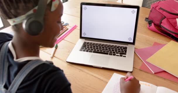 Szczęśliwa Afroamerykanka Klasie Online Używając Laptopa Przestrzenią Kopiowania Zwolnij Edukacja — Wideo stockowe