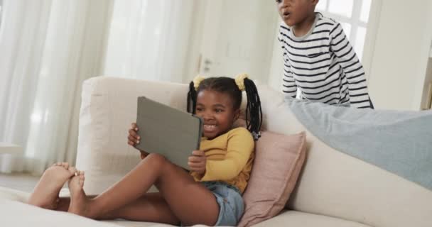 집에서 소파에 태블릿을 아프리카계 여동생과 슬로우 동일성 생활양식 커뮤니케이션 변하지 — 비디오