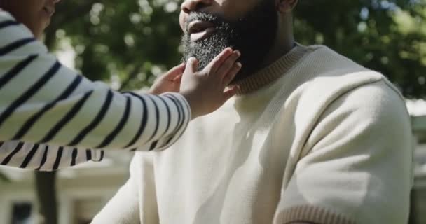 Afroamerikanischer Sohn Berührt Bart Des Vaters Sonnigen Garten Zeitlupe Kindheit — Stockvideo