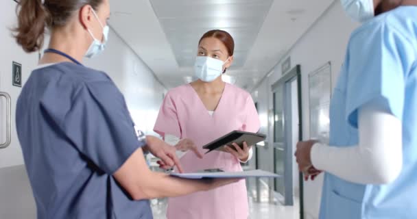 Olika Läkare Diskuterar Arbete Och Använda Tablett Korridoren Sjukhus Slow — Stockvideo