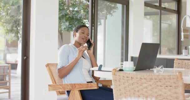 Glad Afrikansk Amerikansk Kvinna Sitter Vid Bordet Och Pratar Smartphone — Stockvideo