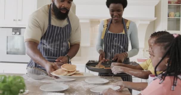 Χαρούμενο Ζευγάρι Αφροαμερικανών Γιο Και Κόρη Σερβίρουν Τηγανίτες Στην Κουζίνα — Αρχείο Βίντεο