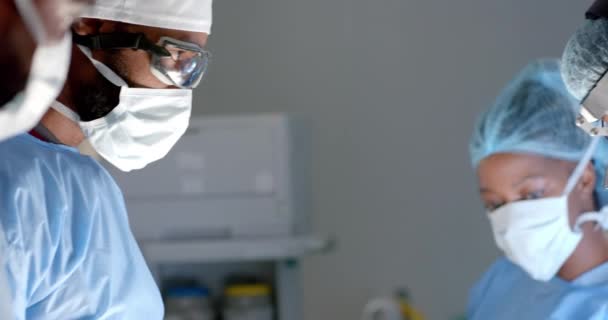Cirurgiões Diversos Vestindo Batas Cirúrgicas Operando Paciente Sala Cirurgia Câmera — Vídeo de Stock
