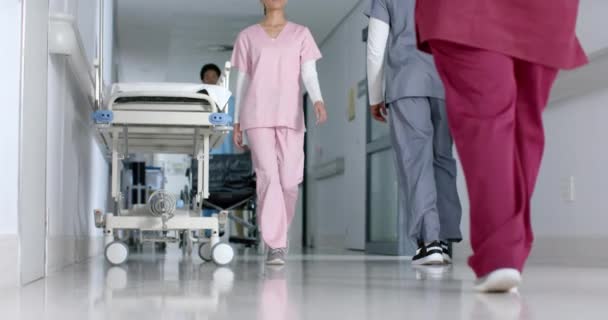 Zróżnicowani Lekarze Chodzący Korytarzem Szpitalu Zwolnione Tempo Szpital Praca Zespołowa — Wideo stockowe