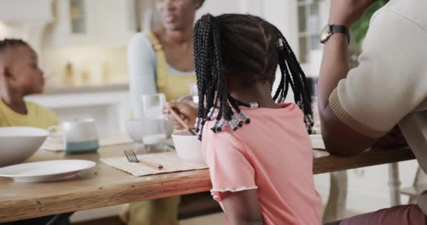 Счастливая Африканская Американская Пара Сыном Дочерью Наслаждаются Едой Столовой Замедленной — стоковое видео