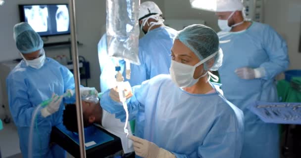不同的外科医生穿着外科工作服 在手术室滴水 动作缓慢 团队合作 医疗保健和工作 — 图库视频影像