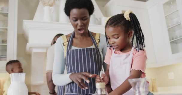 Feliz Pareja Afroamericana Con Hijo Hija Delantales Preparando Comida Cocina — Vídeo de stock
