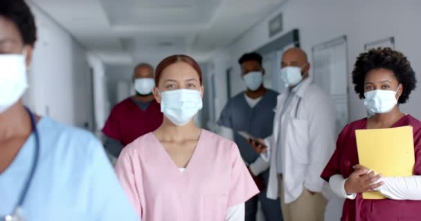Portret Van Gelukkige Artsen Met Gezichtsmaskers Gang Slow Motion Ziekenhuis — Stockvideo