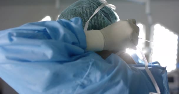 Ameliyathanede Yüz Maskesi Takan Afrikalı Amerikalı Kadın Cerrah Ağır Çekimde — Stok video
