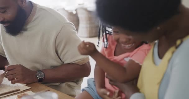 Χαρούμενο Ζευγάρι Αφροαμερικανών Κόρη Που Απολαμβάνει Γεύμα Στην Τραπεζαρία Αργή — Αρχείο Βίντεο
