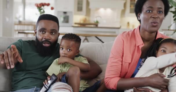 Opgewonden Afro Amerikaanse Ouders Met Zoon Dochter Die Thuis Sport — Stockvideo