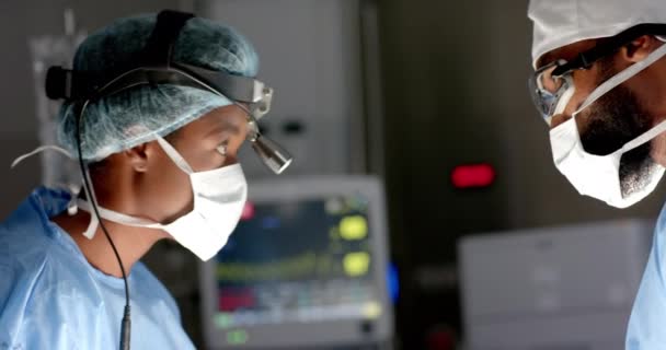 아프리카계 미국인 남성과 외과의사는 외과용 가운을 환자와 슬로우 모션을 수술합니다 — 비디오