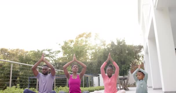 Boldog Afro Amerikai Szülők Fiú Lánya Jógáznak Napos Kertben Lassított — Stock videók