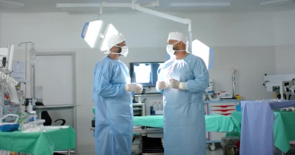 Ameliyathanede Ameliyat Önlüğü Giyen Çeşitli Erkek Cerrahların Portresi Yavaş Çekim — Stok video