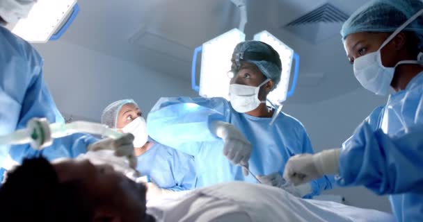 Divers Chirurgiens Portant Des Blouses Chirurgicales Opérant Sur Patient Salle — Video
