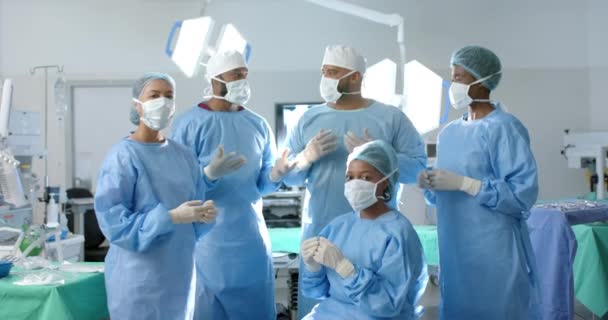 Retrato Diversos Cirurgiões Vestindo Batas Cirúrgicas Sala Cirurgia Câmera Lenta — Vídeo de Stock