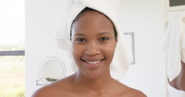 Iloisen Kaksirotuisen Naisen Muotokuva Pyyhe Päässä Kylpyhuoneessa Hidastettuna Kotielämä Hyvinvointi — kuvapankkivideo