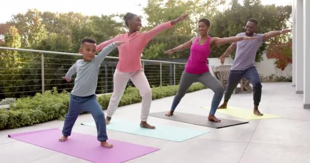 Счастливые Африканские Американские Родители Сын Дочь Практикуют Йогу Солнечном Саду — стоковое видео