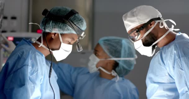 Διαφορετικοί Χειρουργοί Που Φορούν Χειρουργικά Φορέματα Χειρουργώντας Ασθενή Στο Χειρουργείο — Αρχείο Βίντεο