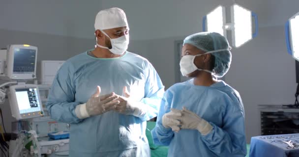 不同的外科医生穿着外科工作服在手术室的画像 动作缓慢 团队合作 医疗保健和工作 — 图库视频影像