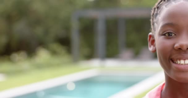 아프리카계 미국인 소녀의 초상화 수영장 슬로우 모션에 휴식과 변함없는 — 비디오