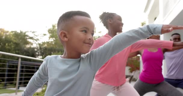 Heureux Parents Afro Américains Fils Fille Pratiquant Yoga Dans Jardin — Video