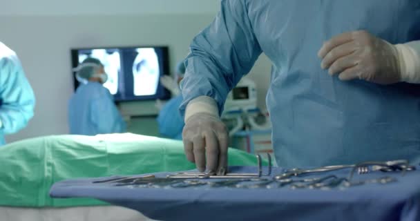 Midsection Cirurgião Masculino Biracial Que Prepara Instrumentos Cirúrgicos Sala Operações — Vídeo de Stock