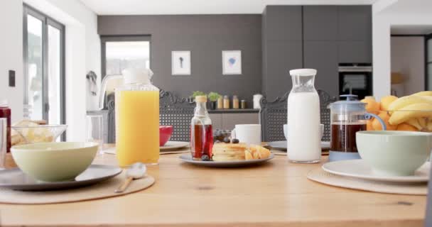 Primer Plano Mesa Con Comida Desayuno Bebidas Cocina Cámara Lenta — Vídeo de stock