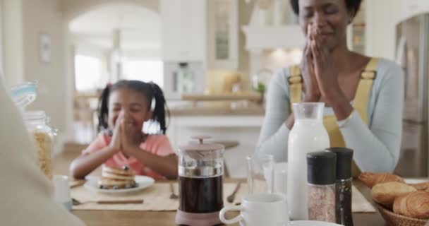 Happy African American Mother Daughter Praying Kitchen Slow Motion Food — Wideo stockowe