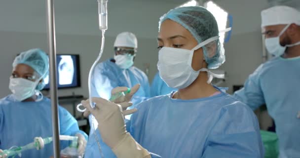 Cirurgiã Birracial Aplicando Gotejamento Sala Cirurgia Hospital Câmera Lenta Hospital — Vídeo de Stock