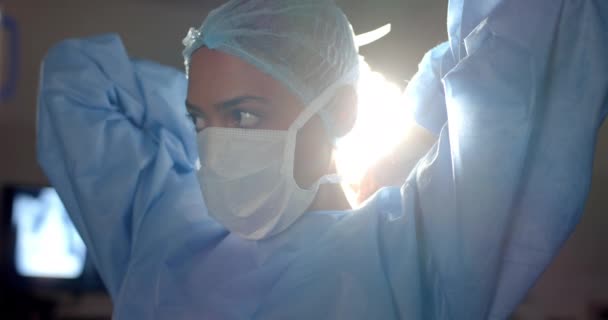 Cirurgiã Birracial Usando Máscara Facial Sala Operações Câmera Lenta Hospital — Vídeo de Stock