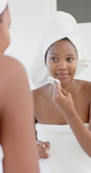 Vídeo Vertical Feliz Afroamericano Mirando Espejo Cara Limpieza Cámara Lenta — Vídeo de stock