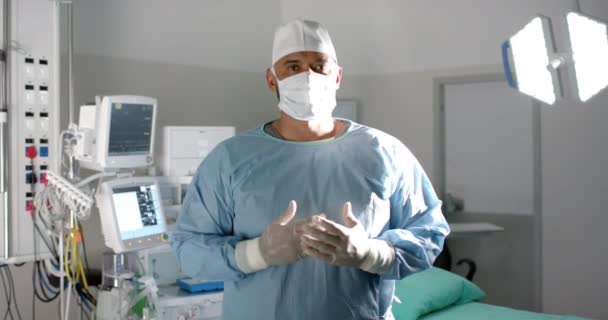 非洲裔美国男性外科医生的画像 在手术室穿着外科礼服 动作缓慢 保健和工作 — 图库视频影像