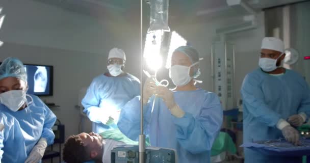 Cirurgiões Masculinos Femininos Diversos Vestindo Vestidos Cirúrgicos Preparando Paciente Para — Vídeo de Stock