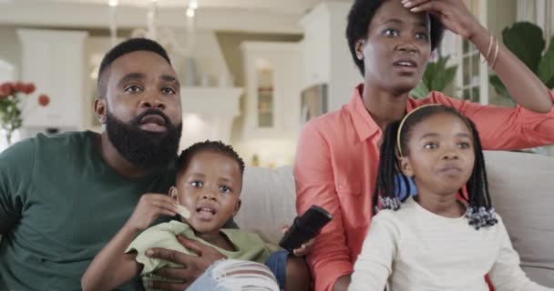 Ενθουσιασμένοι Αφροαμερικανοί Γονείς Γιο Και Κόρη Βλέπουν Σπορ Στην Τηλεόραση — Αρχείο Βίντεο