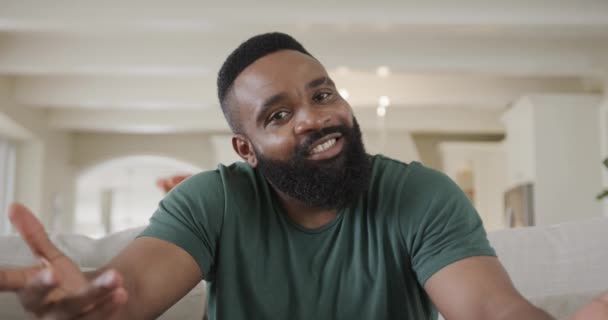 Homem Afro Americano Feliz Fazer Videochamadas Casa Câmara Lenta Estilo — Vídeo de Stock