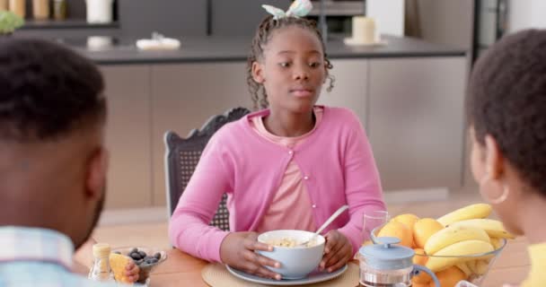Padres Afroamericanos Hija Desayunando Mesa Cocina Cámara Lenta Familia Comida — Vídeo de stock