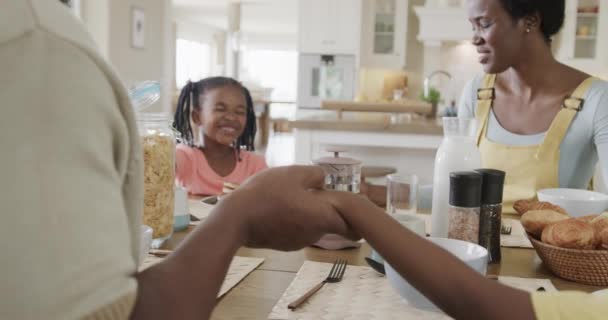 Feliz Pareja Afroamericana Con Hijo Hija Rezando Cocina Cámara Lenta — Vídeo de stock