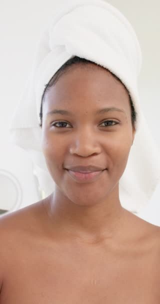 关于快乐的非洲裔美国人头戴毛巾 慢动作的肖像的垂直录像 生活方式 自我照顾和家庭生活 — 图库视频影像