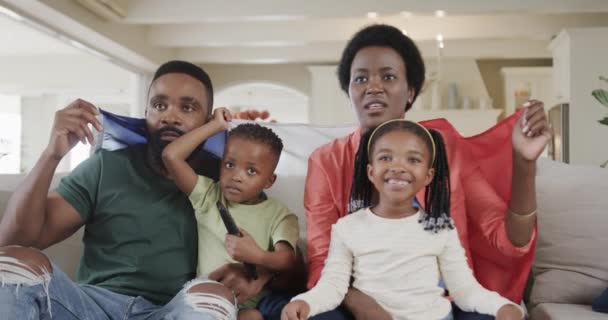 Afroamerikanische Eltern Mit Sohn Und Tochter Die Hause Mit Flagge — Stockvideo