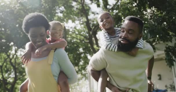 Feliz Casal Afro Americano Com Filho Filha Andando Jardim Ensolarado — Vídeo de Stock