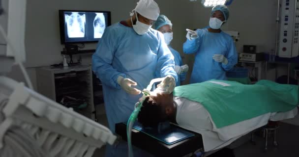Cirurgiões Diversos Que Dão Anestesia Paciente Sala Operações Câmera Lenta — Vídeo de Stock