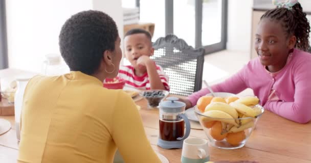 Madre Afroamericana Con Hijo Hija Desayunando Mesa Cocina Cámara Lenta — Vídeo de stock