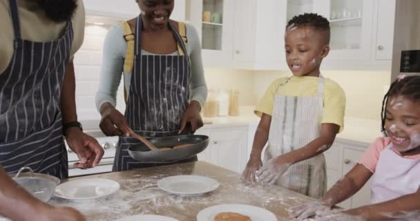 Heureux Couple Afro Américain Avec Fils Fille Servant Des Crêpes — Video