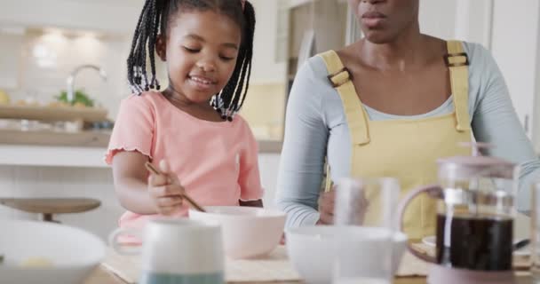 Happy African American Mother Daughter Enjoying Meal Dining Room Slow — Αρχείο Βίντεο