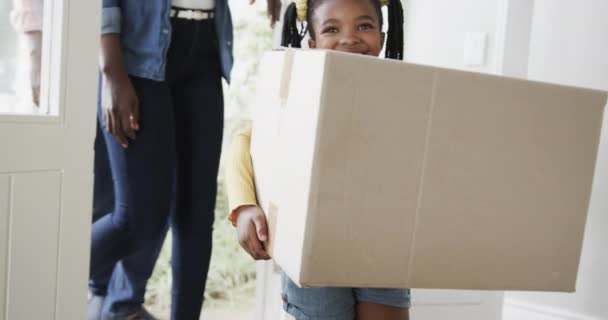 Onnellinen Afrikaanipariskunta Jossa Poika Tytär Tuovat Laatikoita Taloon Hidastettuna Perhe — kuvapankkivideo
