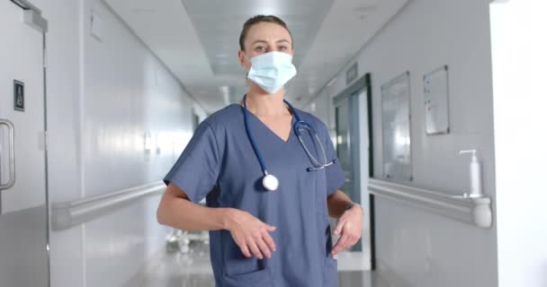 Portret Szczęśliwej Białej Lekarki Noszącej Maskę Korytarzu Zwolnione Tempo Szpital — Wideo stockowe