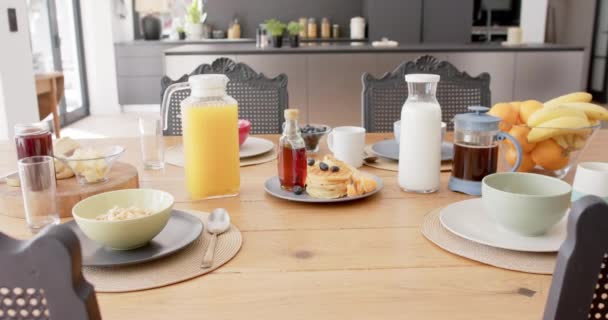 Mutfakta Kahvaltı Içeceklerle Birlikte Masayı Kapat Ağır Çekimde Kahvaltı Yemek — Stok video