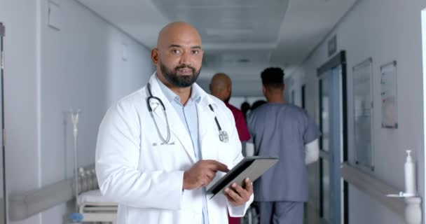 Portret Szczęśliwego Dwurasowego Lekarza Fartuchu Laboratoryjnym Używającego Tabletu Korytarzu Zwolnione — Wideo stockowe