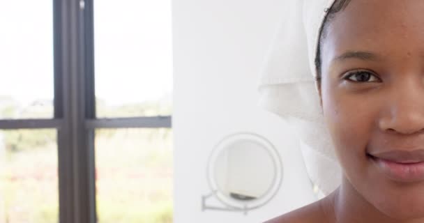 バスルームで頭の上にタオルで幸せな出産の女性の肖像画 スローモーション 国内生活 健康とセルフケア 変更なし — ストック動画